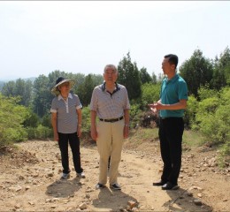 原海军副司令么兴远中将携夫人亲临中国园林绿化网植树基地植树，为首都绿水青山助力。