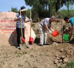 原海军副司令么兴远中将携夫人亲临中国园林绿化网植树基地植树，为首都绿水青山助力。